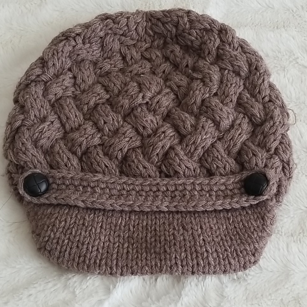 Cute beanie with brim and buttons